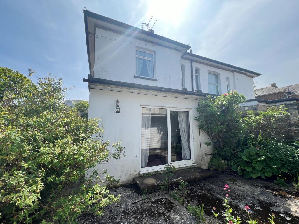 Lot: 100 - GROUND FLOOR GARDEN FLAT WITH PARKING FOR IMPROVEMENT - Rear View of the Flat